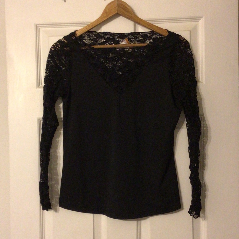 Monroe & Main black top with lace sleeves size s
